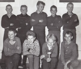 9 Kjekke gutter som har vunnet en pokal for god innsats i ?
Øverst fra venstrs: Odd Hagen-Kåre Lye- ? -Tore Sandvold - Arnfinn Rage
TorGunnar Eide - Lars Våge - Tor Gjertsen - Inge Petterson.