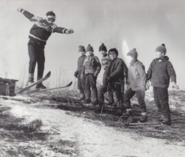 Briller må det til om en skal se godt i slikt et svev har Rolf Magne Larsen funnet ut.
På Tastaveden hadde disse guttene skrapt sammen såpass snø at unnarennet i hvertfall var hvitt,
stor stas i en snøfattig vinter.