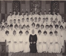 Konfirmanter fra Tasta, Tjensvoll, og
øyane.
Våren 1964.
Navne liste under bilde!
1
2 Erik Arne Hettervik
3 Helge Aga
4 Nils Arnøy
5 Magne Håland
6 Lars Sigve Prestnes
7 Helge Kaasen
8 Steiner Lye
9 Leif Steinar Pollestad
10 Svein Finnestad
11 Per Schütz
12
13 John Olav Wold
14 Jostein Nesvik
15 Eirik Skogstø
16 Magne Bersagel
17 Arild Johannessen
18 Erik Bjørklund
19
20 Jon Ellingsen
( død )
21 Dagfinn Mølstre
22 Jan Reidar Håland
23
24 Asbjørn Høyvik
25 Arve ( Hansen) Melhus
26 Kåre Thu
27 Alf Helge Frugård
28 Inge Eik
(Hjemre morens etternavn)?
29 Jan Erik Ahlstad Pedersen
(død)
30 Inge Leonard Thorsen
31 Leif Førland
32 Astrid Selvåg ?
33 Elise Følgesvold Tønnesen
34
35 Hanne Jorunn Pedersen
36 Brit Helen Revheim
37
38
39 Ester Stensen Haugen
40 Bjørg Kommedal
41 Jorunn Thorstensen Follaugdød
42 Sølve Ims Ottesen
43 Odny Haugvaldstad Idsal
44 Greta Årthun
45 Else Moe Schmidt
46 Bjørg Nilsen Pettersen
47 Astrid Aartun Bøe
48 Marit Rygh Rasmussen
49 Signe Marit Meling Anundsen
50 Inger
Agathe Johanson
Petersen
51 Ingeborg Jensen Andersen
52 «Presten» Sæbø
53 Else Brit Meling
54 Kirsten Åsland Ropeid
55 Judit Hamre Tollefsen
56 Kristine Helland Gabrielsen