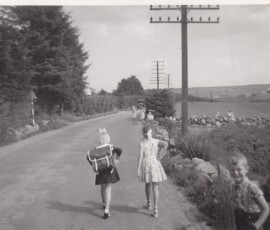 1957 Reidun Ramsfjell`s første skoledag. Inger Lise Haugen 8 år. Per Jostein Haugen 5 år.
Randabergveien mellon Tastaskole og Tastarustå.