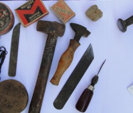 "Skomakerverktøy" Bruk av
Torstein – og Retsius Haga under krigen (1940 – 1945) til å reparere skotøy med
Det var nyttig i mange hjem i den tid da skotøy var vanskelig å få kjøpt.
Foto: Lars Ikdal