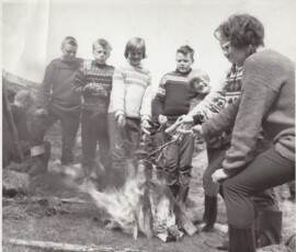 Pølser på spidd er fortreffelig mat når en er på tur.
Oddvar Kåsen - Jostein Ness - Elsie Frugård - Karl Persson - Anne Brit Meling -?- Åse Flatabø.