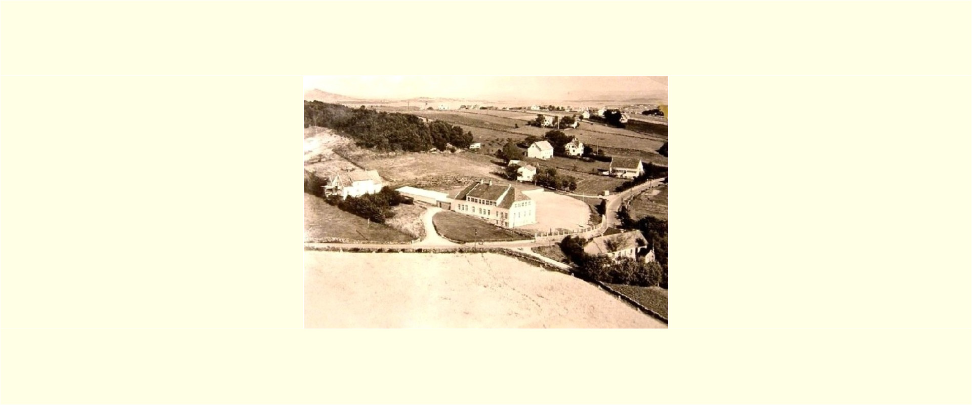 Tasta skole i siste halvdel av 1950 årene. Nede til høyre ungdomdhuset Heimlund.
>